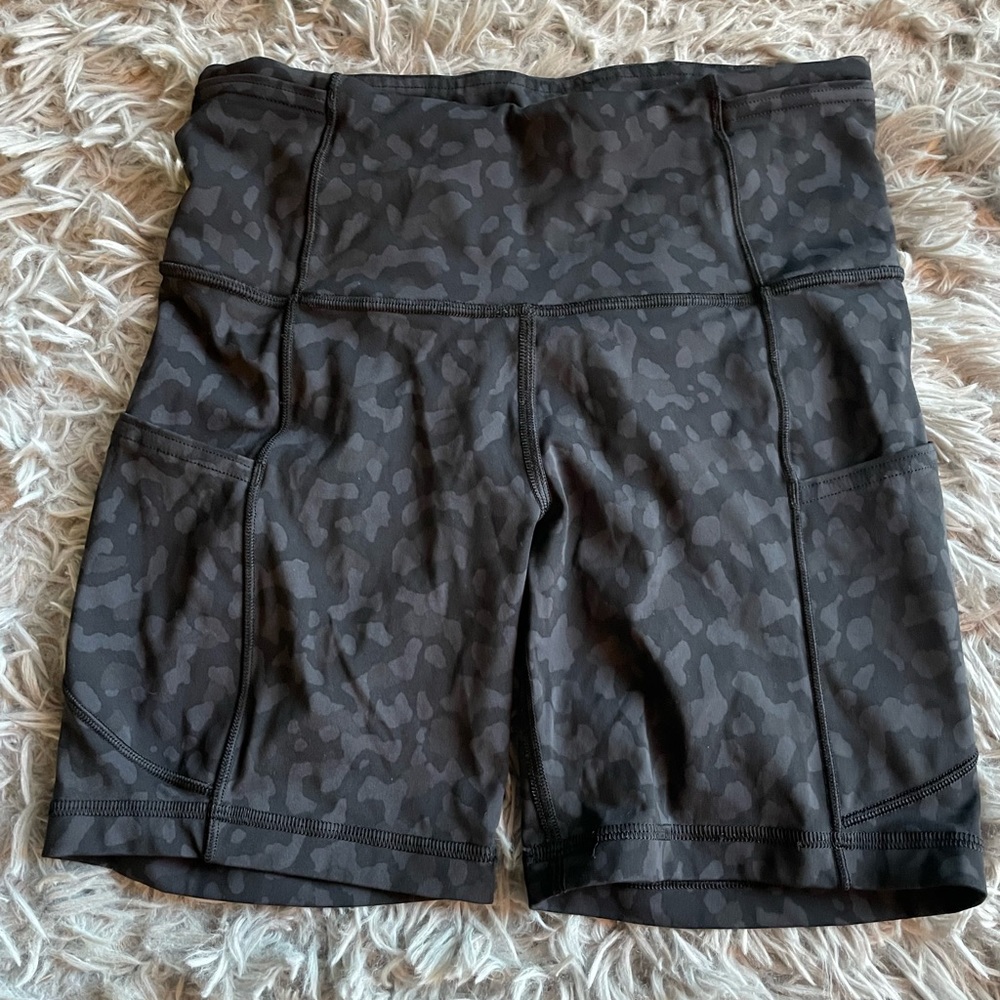 Lulu lemon biker shorts with 2 side pockets.